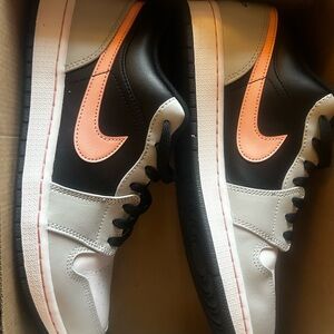 Jordan Men's Black and Pink Sneakers